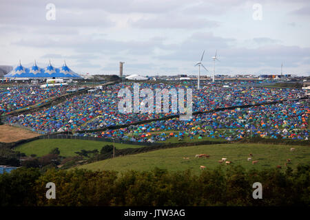 Newquay, Cornwall, Regno Unito. 10 Ago, 2017. Un enorme tendopoli emeges sul terreno vicino a Newquay alloggiamento circa 150.000 persone che frequentano il festival. Credito: Nicholas Burningham/Alamy Live News Foto Stock