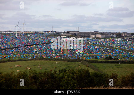Newquay, Cornwall, Regno Unito. 10 Ago, 2017. Un enorme tendopoli emeges sul terreno vicino a Newquay alloggiamento circa 150.000 persone che frequentano il festival. Credito: Nicholas Burningham/Alamy Live News Foto Stock