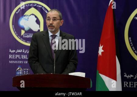Baghdad in Iraq. 10 Ago, 2017. Ministro giordano degli Affari Esteri Ayman Safadi parla durante una conferenza stampa congiunta con il suo omologo iracheno Ibrahim al-Jaafari (non in foto) a Baghdad, capitale dell'Iraq, il 10 agosto, 2017. Ministro giordano degli Affari Esteri Ayman Safadi giovedì sono arrivati a Baghdad e ha avuto colloqui con top leader iracheno al di sopra delle relazioni bilaterali e della cooperazione. Credito: Khalil Dawood/Xinhua/Alamy Live News Foto Stock