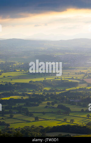 Denbighshire, Nord, Regno Unito. 10 Ago, 2017. Regno Unito Meteo. Dopo un secco di un giorno con un clima caldo e un cambiamento è ancora una volta sulla strada per domani con la pioggia prevista. Un veiw dalla gamma Clwydian Hills come il sole comincia a impostare su Vale of Clwyd verso la città di Denbigh e oltre a Snwodonia Parco Nazionale nella distanza Credito: DGDImages/Alamy Live News Foto Stock