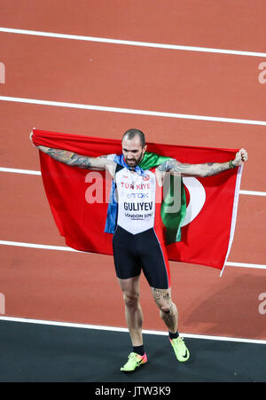 Londra, Regno Unito. 10 Agosto, 2017. Ramil Guliyev, Turchia, viene posato in bandiera di Azerbaigian, il suo paese di nascita e bandiera turca della sua patria ha adottato dopo aver vinto il Uomini 200m finale del giorno sette della IAAF London 2017 Campionati del mondo presso il London Stadium. Credito: Paolo Davey/Alamy Live News Foto Stock