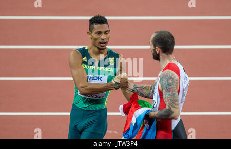 Londra, Regno Unito. 10 Agosto, 2017. Medaglia di argento WAYDE VAN NIEKERK del Sud Africa scuote le mani con medaglia d'Oro Ramil GULIYEV della Turchia durante la IAAF mondiale di atletica 2017 - giorno 7 presso il parco olimpico di Londra, Inghilterra il 10 agosto 2017. Foto di Andy Rowland. Credito: Andrew Rowland/Alamy Live News Foto Stock