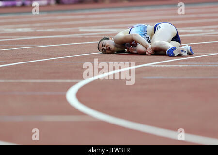 Londra, Regno Unito. 10-Ago-17. Laura MUIR (Gran Bretagna) esaurita dopo l'esecuzione in campo femminile 5000m 1 di calore al 2017 IAAF Campionati del Mondo, Queen Elizabeth Olympic Park, Stratford, Londra, Regno Unito. Credito: Simon Balson/Alamy Live News Foto Stock