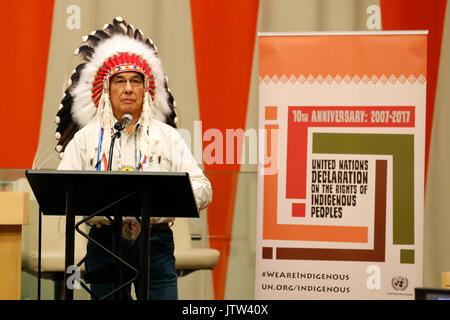 (170810) -- NAZIONI UNITE, il 10 agosto 2017 (Xinhua) -- il gran capo Wilton Littlechild, un capo Cree dal Canada, indirizzi di una marcatura degli eventi Giornata internazionale dei popoli indigeni nel mondo presso la sede delle Nazioni Unite a New York nel mese di agosto 9, 2017. Le Nazioni Unite Mercoledì ha segnato il decimo anniversario dell'adozione della Dichiarazione sui diritti dei popoli indigeni, sottolineando la necessità di eliminare le discriminazioni, di emarginazione e di abuso dei loro diritti fondamentali. (Xinhua/Ma Jianguo) Foto Stock