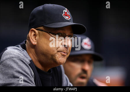 San Pietroburgo, Florida, Stati Uniti d'America. 10 Ago, 2017. Sarà VRAGOVIC | Orari.Cleveland Indians manager Terry Francona (17) in piroga durante il primo inning di gioco tra il Cleveland Indians e il Tampa Bay Rays a Tropicana in Campo San Pietroburgo, Fla. Giovedì 10 Agosto, 2017. Credito: Sarà Vragovic/Tampa Bay volte/ZUMA filo/Alamy Live News Foto Stock
