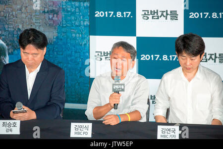 Choi Seung-Ho, Kim Min-Sik e Kim Yeon-Guk, Agosto 9, 2017 : Kim Min-Sik (C), di un dramma e produttore di intrattenimento a Munhwa Broadcasting Corporation (MBC), piange durante una conferenza stampa dopo un'anteprima di un film-documentario "complotto criminale" a Seul, Corea del Sud, mentre Choi Seung-Ho (L), ex produttore per MBC che è stato respinto con la Corea del Sud rete nel giugno 2012 e Kim Yeon-Guk, un giornalista al MBC e leader del sindacato della rete a guardare. Il filmato mostra come reporter e personale del sud coreano di radiodiffusione pubblica sono stati puniti per andare contro la pro-governo stan Foto Stock