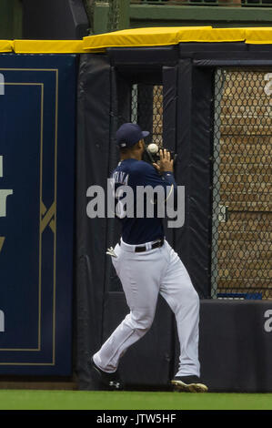 Milwaukee, Wisconsin, Stati Uniti d'America. 10 Ago, 2017. Milwaukee Brewers diritto fielder Domingo Santana #16 rende la cattura in corrispondenza della parete nella Major League Baseball gioco tra il Milwaukee Brewers e del Minnesota Twins a Miller Park di Milwaukee, WI. John Fisher/CSM Credito: Cal Sport Media/Alamy Live News Foto Stock