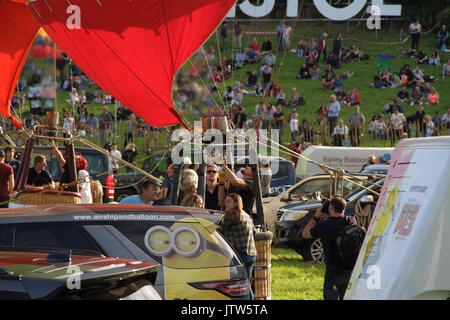 Il riempimento di una mongolfiera con aria calda usando un gas flare, Bristol International Balloon Fiesta, Bristol, Regno Unito. Il 10 agosto 2017. Foto Stock