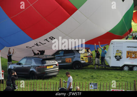 Mongolfiera lottano per rimanere in posizione verticale contro le raffiche di vento a Bristol International Balloon Fiesta, Bristol, Regno Unito. No i palloni ad aria calda erano in grado di volare nonostante i migliori sforzi a causa del vento forte. 10 Agosto 2017 Foto Stock