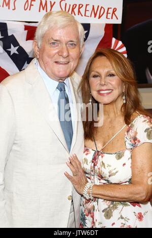 New York, NY, STATI UNITI D'AMERICA. 10 Ago, 2017. Phil Donahue, Marlo Thomas presso gli arrivi per i termini della mia rinuncia apertura notturna su Broadway, la Belasco Theatre e Bryant Park Grill, New York, NY Agosto 10, 2017. Credito: Giovanni Nacion/Everett raccolta/Alamy Live News Foto Stock