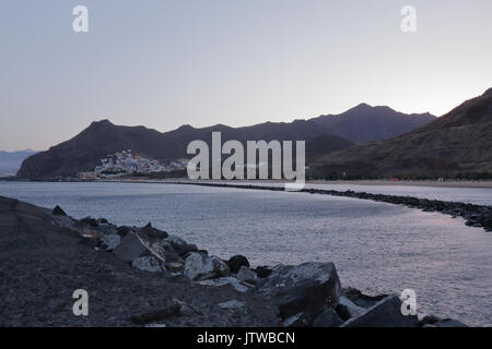 Un San Andres e Santa Cruz paesaggio dalla spiaggia di Las Teresitas nell'isola di Tenerife al tramonto Foto Stock