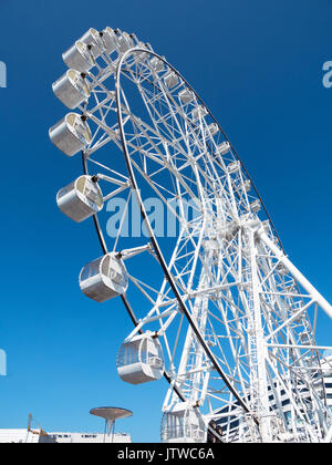 Ruota panoramica Ferris in Bay City, un area bonificata della Baia di Manila a Manila, capitale delle Filippine. Foto Stock