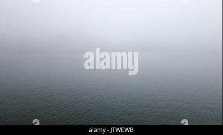 Una vista del Lago Nakki a Mount Abu, Rajasthan, India durante il monsone con nebbia - nebbia Foto Stock