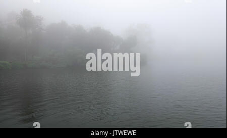 Una vista del Lago Nakki con nebbia e nuvole a Mount Abu, Rajasthan, India durante il monsone Foto Stock