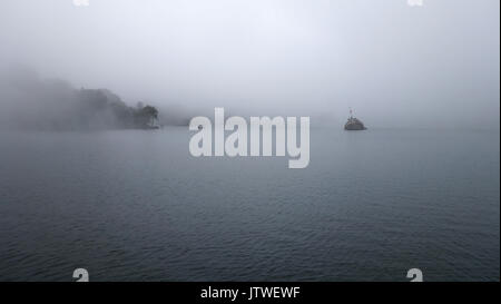 Una vista del Lago Nakki con nebbia e nuvole a Mount Abu, Rajasthan, India durante il monsone Foto Stock