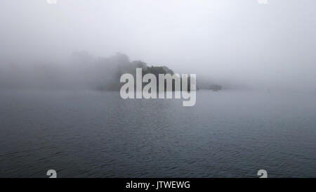 Una vista del Lago Nakki con nebbia e nuvole a Mount Abu, Rajasthan, India durante il monsone Foto Stock