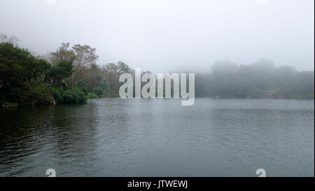 Una vista del Lago Nakki con nebbia e nuvole a Mount Abu, Rajasthan, India durante il monsone Foto Stock