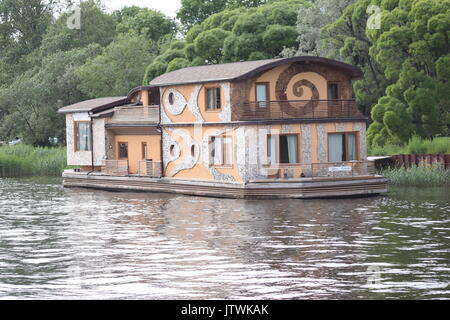 Un edificio galleggiante sul fiume Neva Foto Stock