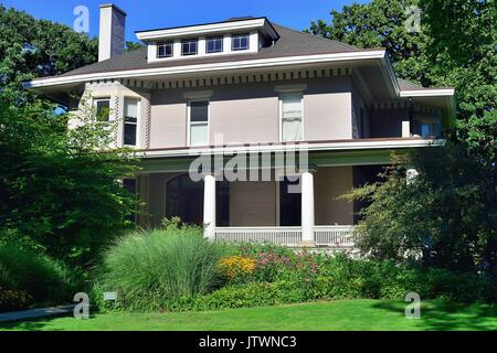 Un imponente casa in Oak Park, Illinois, in un quartiere punteggiato di residences progettato dal famoso architetto Frank Lloyd Wright. Oak Park, Illinois, Stati Uniti d'America. Foto Stock