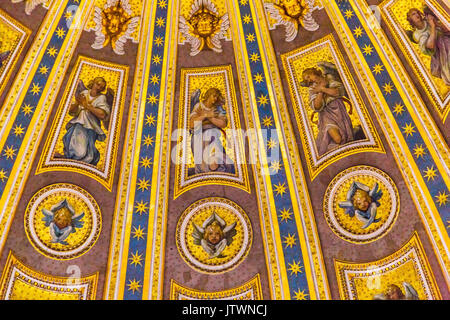 Angeli Michelangeolo mosaici la cupola della Basilica di San Pietro Vaticano Roma Italia. Cupola costruita nel Seicento su altare e la tomba di S. Pietro Foto Stock