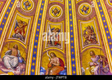 Cristo santi angeli Michelangeolo mosaici la cupola della Basilica di San Pietro Vaticano Roma Italia. Cupola costruita nel Seicento su altare e la tomba di S. Pietro Foto Stock