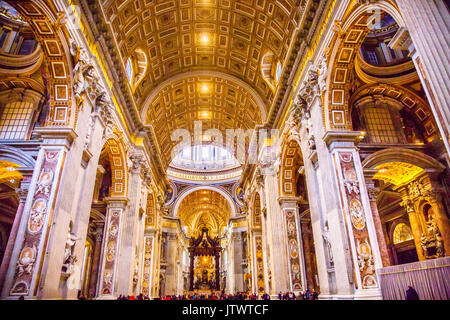 Popolo della navata della basilica di San Pietro Bernini Baldacchino Spirito Santo Colomba Vaticano Roma Italia. Baldacchino baldacchino costruito nel Seicento su altare e Pete Foto Stock