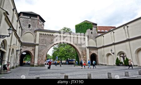 Sendlinger Tor una porta della città e sendlinger-tor-platz a Monaco di Baviera, Germania Foto Stock