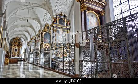 Interno della Basilica di San Pietro o pfarrkirche a Monaco di Baviera, Germania Foto Stock