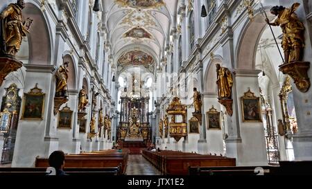 Interno della Basilica di San Pietro o pfarrkirche a Monaco di Baviera, Germania Foto Stock