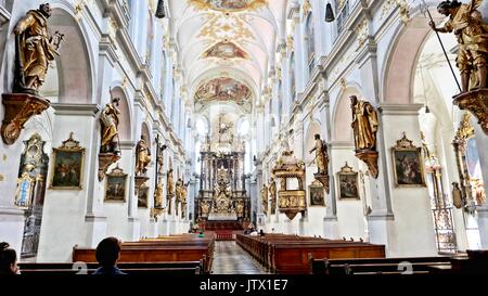 Interno della Basilica di San Pietro o pfarrkirche a Monaco di Baviera, Germania Foto Stock