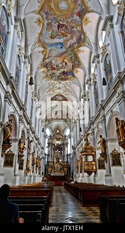 Interno della Basilica di San Pietro o pfarrkirche a Monaco di Baviera, Germania Foto Stock