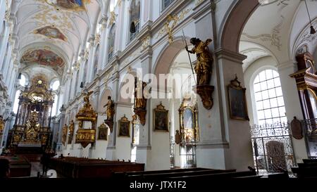 Interno della Basilica di San Pietro o pfarrkirche a Monaco di Baviera, Germania Foto Stock