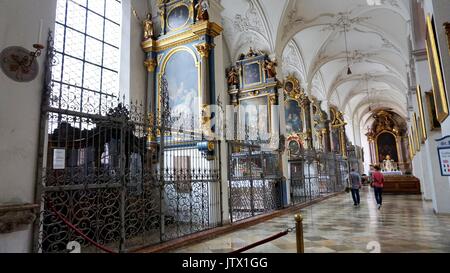 Interno della Basilica di San Pietro o pfarrkirche a Monaco di Baviera, Germania Foto Stock