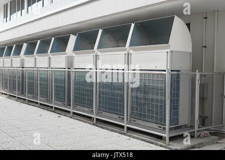 Industriali di condizionamento aria . sistemi di ventilazione.Grandi condizionatori d'aria. Unità di compressore all'aperto. Foto Stock
