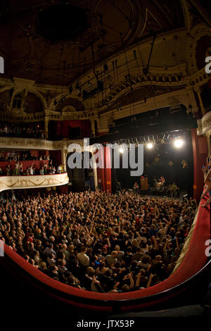 Ampia vista della sala mostra di ventilatori in un Wombats live show, Shepherds Bush Empire Foto Stock