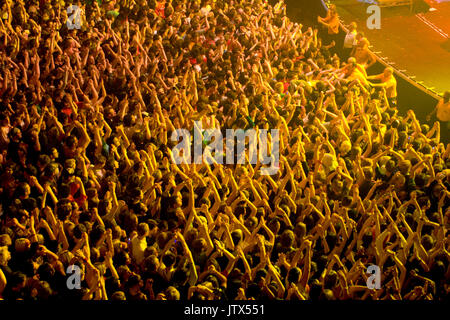 Grande folla di appassionati di musica di godersi le performance dal vivo alla Brixton Academy di Londra, Regno Unito Foto Stock