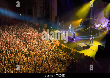 Grande folla di appassionati di musica di godersi le performance dal vivo alla Brixton Academy di Londra, Regno Unito Foto Stock