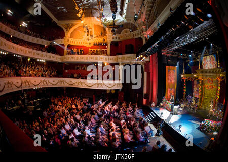 Ampia vista della sala mostra seduto ventole a una marca Russel live show, Shepherds Bush Empire Foto Stock