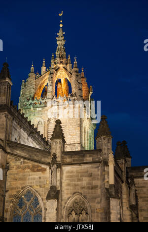 La Cattedrale di St Giles, noto anche come il grande Kirk di Edimburgo, illuminata di notte tempo, Chiesa di Scozia in Edinburgh Foto Stock