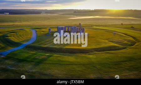 Sunrise a Stonehenge con l inizio di un nuovo giorno Foto Stock