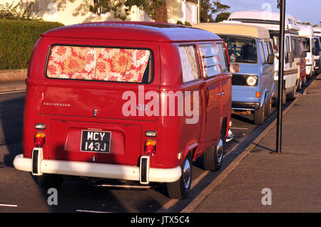 Volkswagen camper parcheggiato sul lungomare a Cowes sull'isola di Wight durante la cowes week. parcheggio per guardare yacht racing sull isola di Wight. Foto Stock