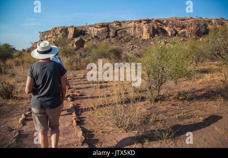 I turisti escursioni verso la storica collina di Mapungubwe, sede di una antica civiltà indigena, dove importanti reperti archeologici sono stati trovati Foto Stock