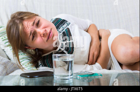 Giovane donna con inizio termine della gravidanza avente dolore addominale Foto Stock