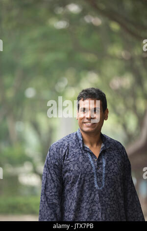 Felice l'uomo indiano all'esterno. ritratto di un uomo indiano indossando un tradizionale kurta. Foto Stock