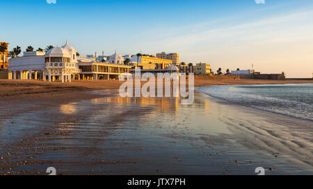 Vista di Caleta Beach nella soleggiata orario di alba. Cadiz, Spagna Foto Stock