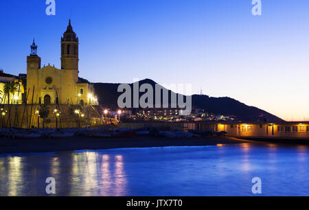 Chiesa di Sant Bartomeu mi Santa Tecla in mattina presto. Sitges, Spagna Foto Stock
