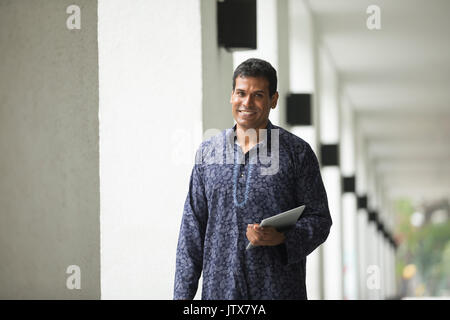 Felice l'uomo indiano all'esterno. ritratto di un uomo indiano indossando un tradizionale kurta. Foto Stock