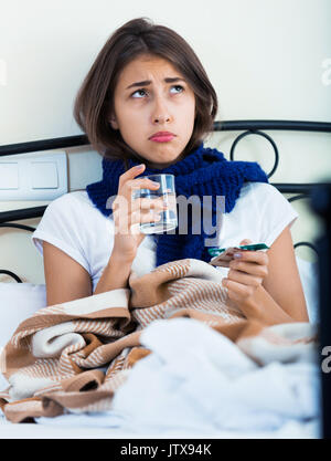 Triste ragazza adolescente con febbre alta e influenza a letto Foto Stock