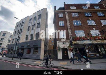 A 3 metro di distanza tra due edifici su Euston Road nel centro di Londra dove una casa sta per essere costruito. Foto Stock