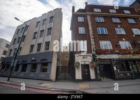 A 3 metro di distanza tra due edifici su Euston Road nel centro di Londra dove una casa sta per essere costruito. Foto Stock